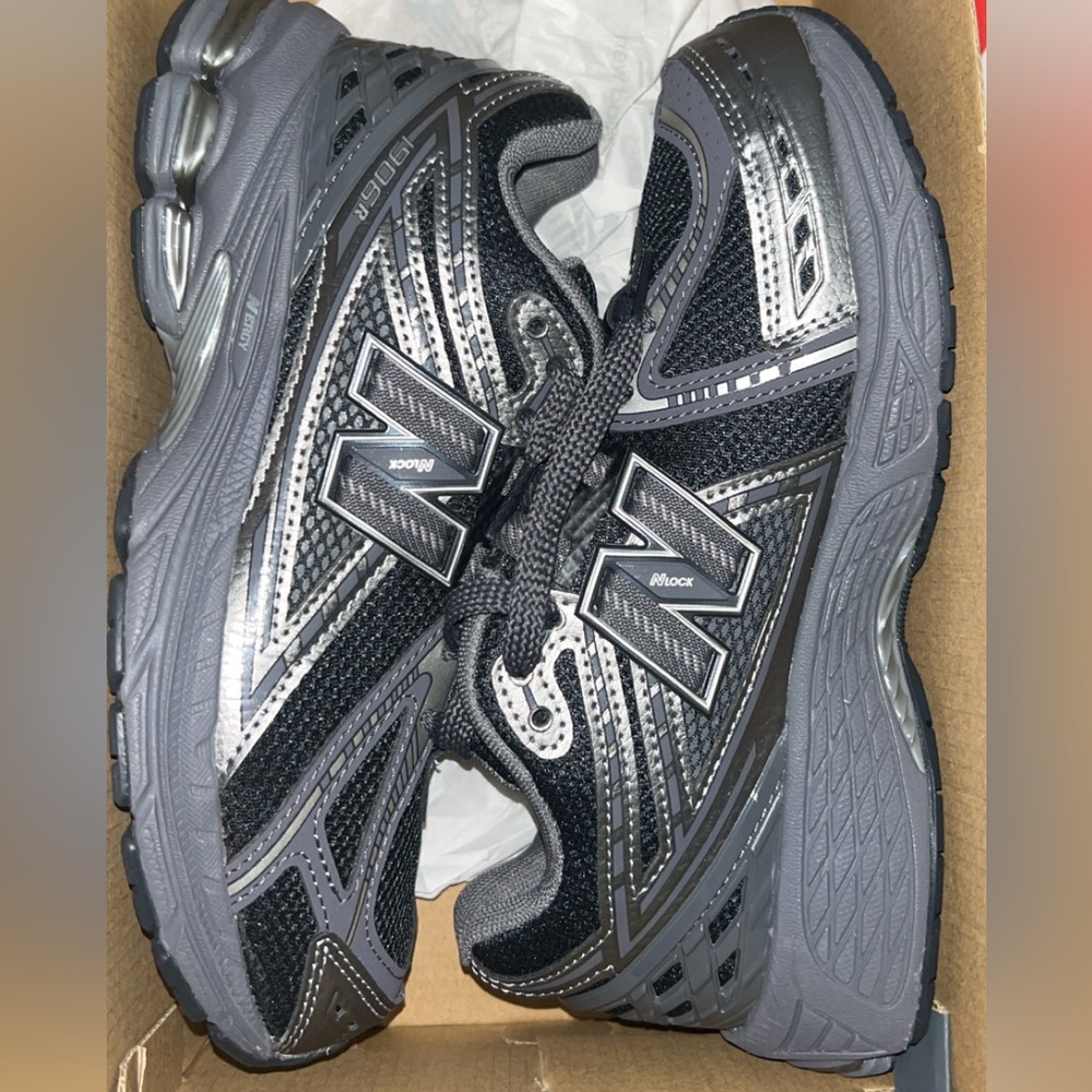 Gradeschool new balance 1906 size 5y